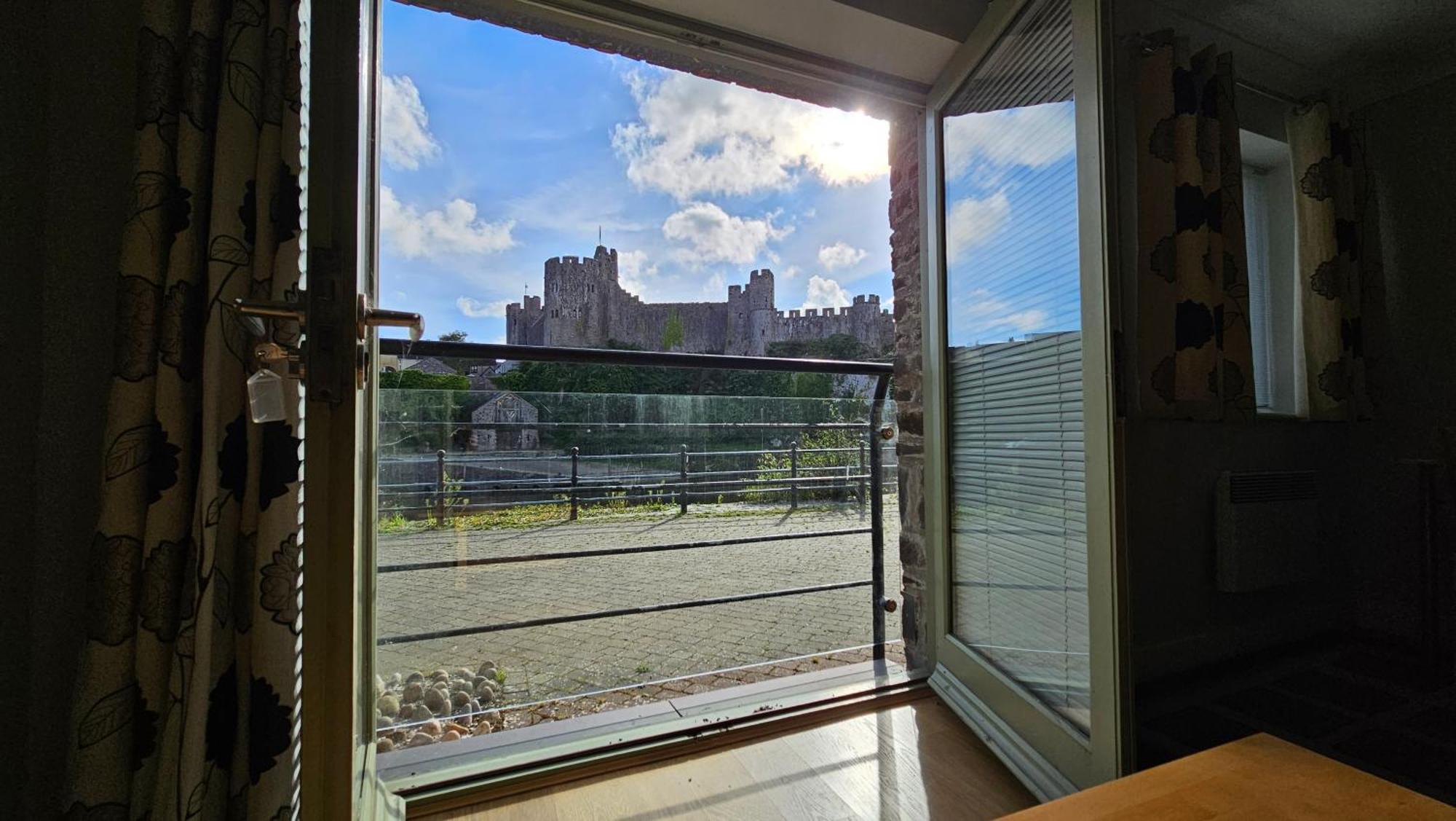 펨브로크 Castle Pond House 아파트 외부 사진