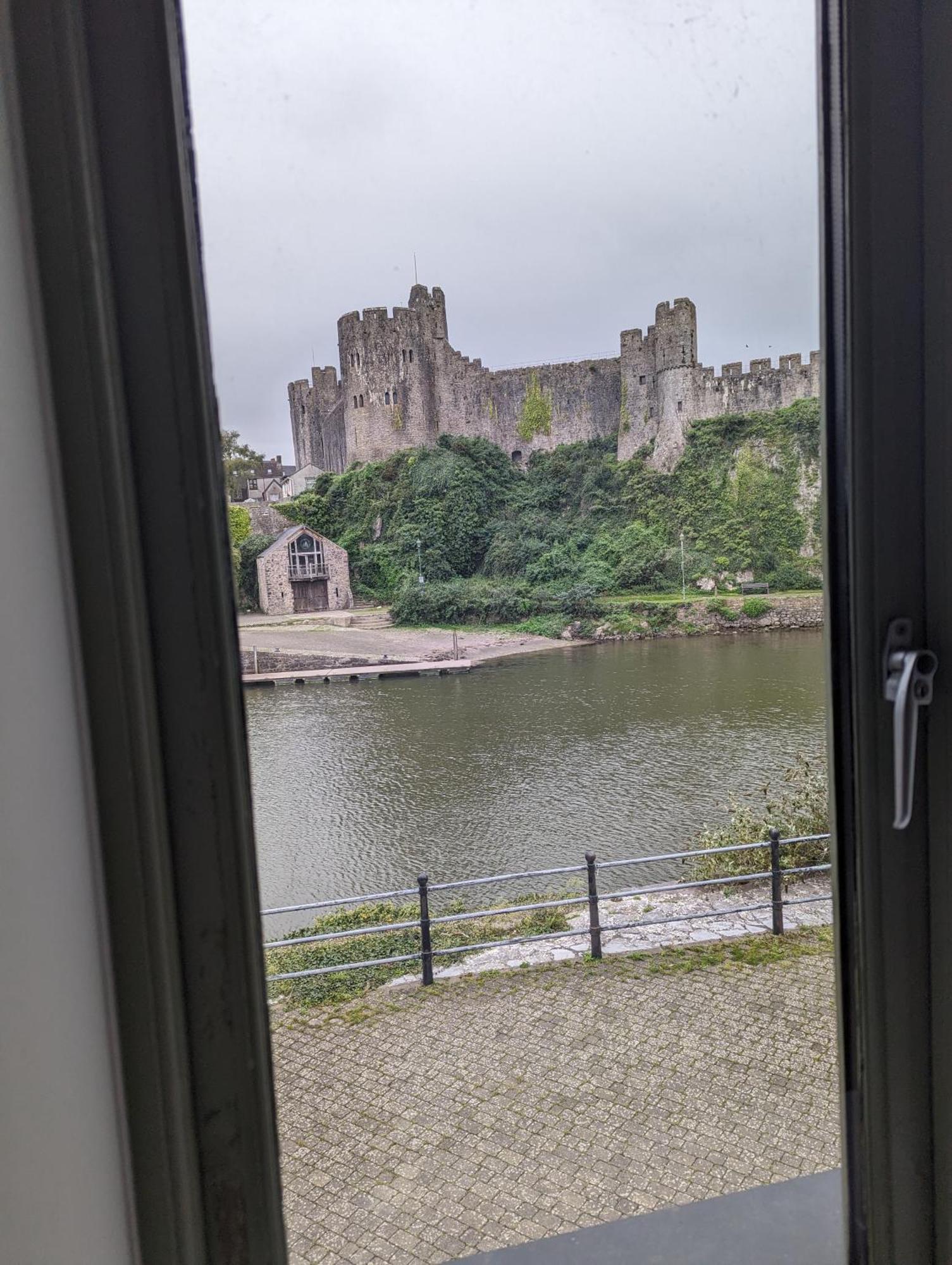 펨브로크 Castle Pond House 아파트 외부 사진
