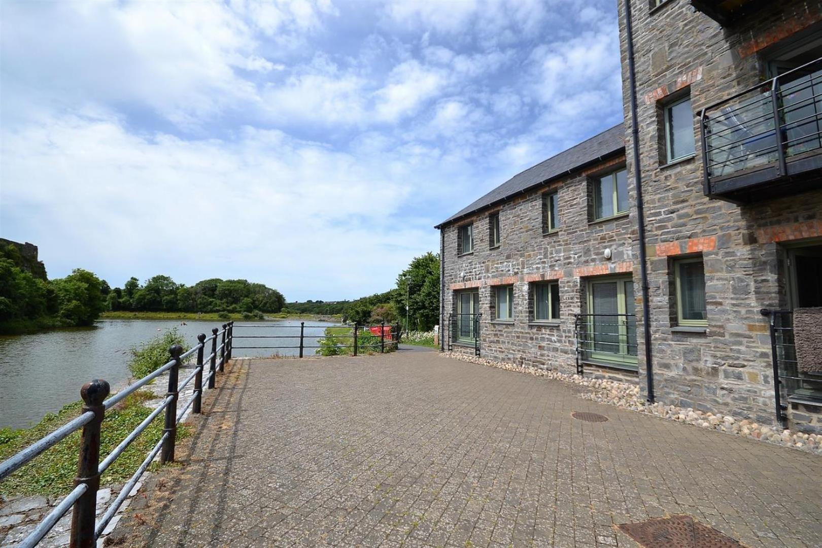 펨브로크 Castle Pond House 아파트 외부 사진